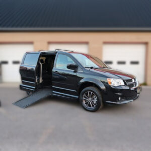 Adapted transport with vehicle accessible to people with reduced mobility